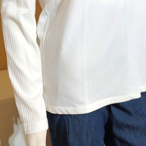 Weekends by Chico's Sz 1 (M) Textured Long Sleeve Tee - Picture 3 of 8